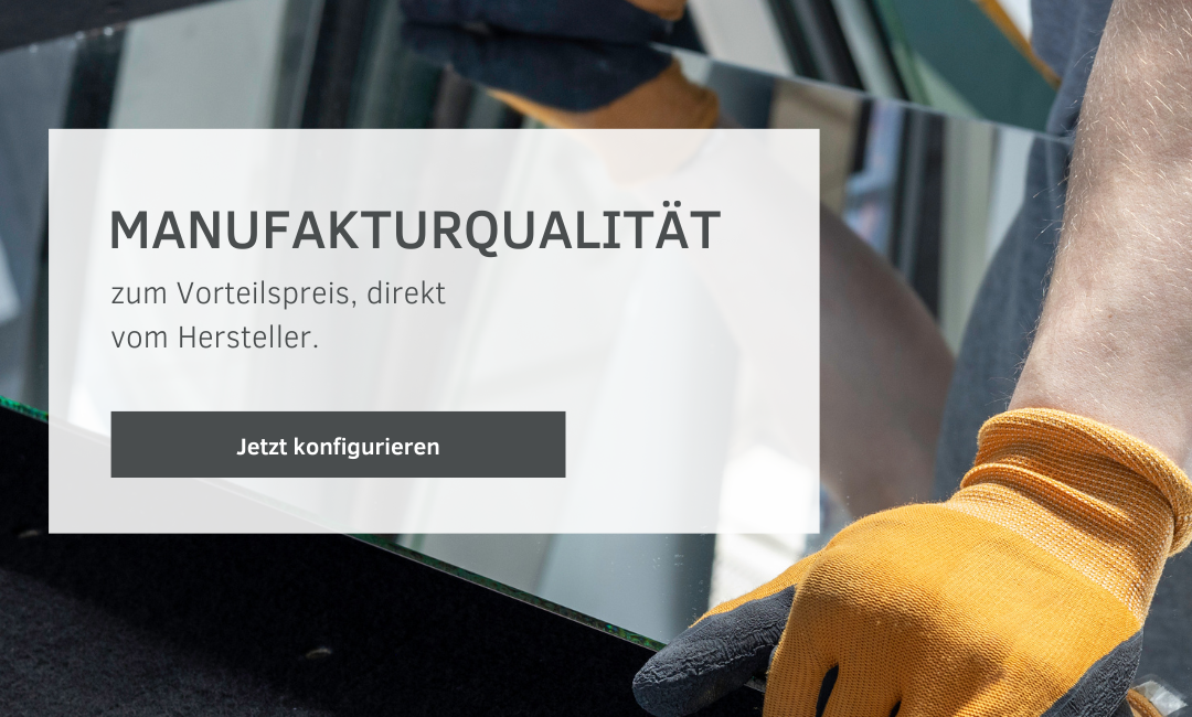 Hände halten Spiegel in Produktion mit Qualitätshinweis